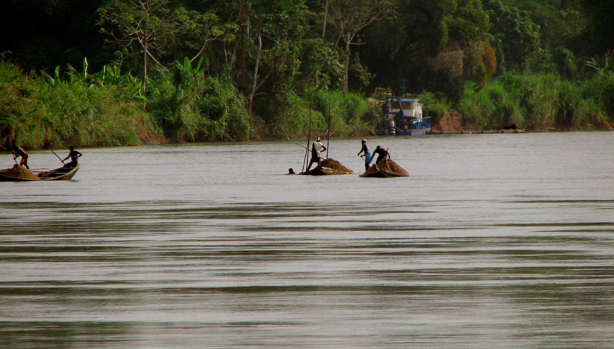 Cameroon Fishing Boats. Photo credit: Jake Stimpson, Flickr 2006, CC-BY2.0.